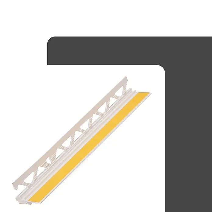 Protektor Kantenschutz für Trockenbau 40x Anputzleiste 260cm x 9mm PVC Schutzlippe Innen- und Außenputz - Weiß - Weißes PVC-Fliesenprofil mit dreieckigen Perforationen und gelbem Klebestreifen zur Fliesenverlegung.