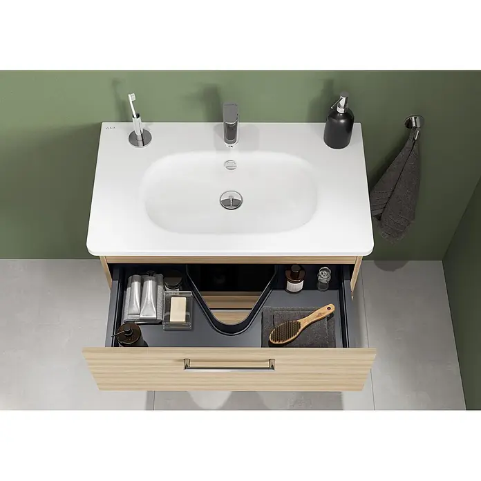 VitrA Badmöbel-Set Root Flat - B x T x H: 80 x 45 x 65 cm, Eiche Natur - Wandmontierter Waschtisch aus hellem Holz mit weißem Waschbecken und offener Schublade voller Toilettenartikel.