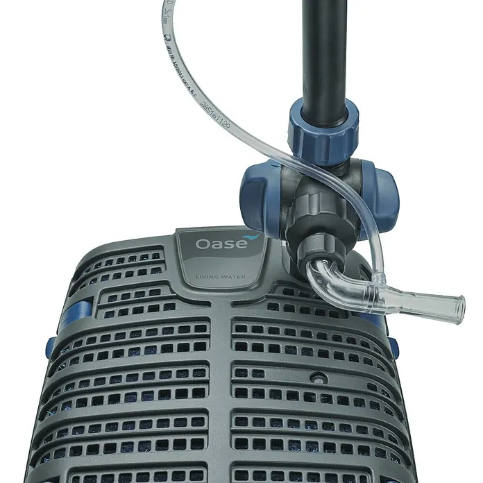 Oase Unterwasserfilter Filtral UVC 3000 - 9 W, Teichgröße: 3 m³ - Dunkelgrauer Oase Tauchfilter für Teich mit blauen Akzenten, verbunden mit schwarzem Rohr und klarem Schlauch.