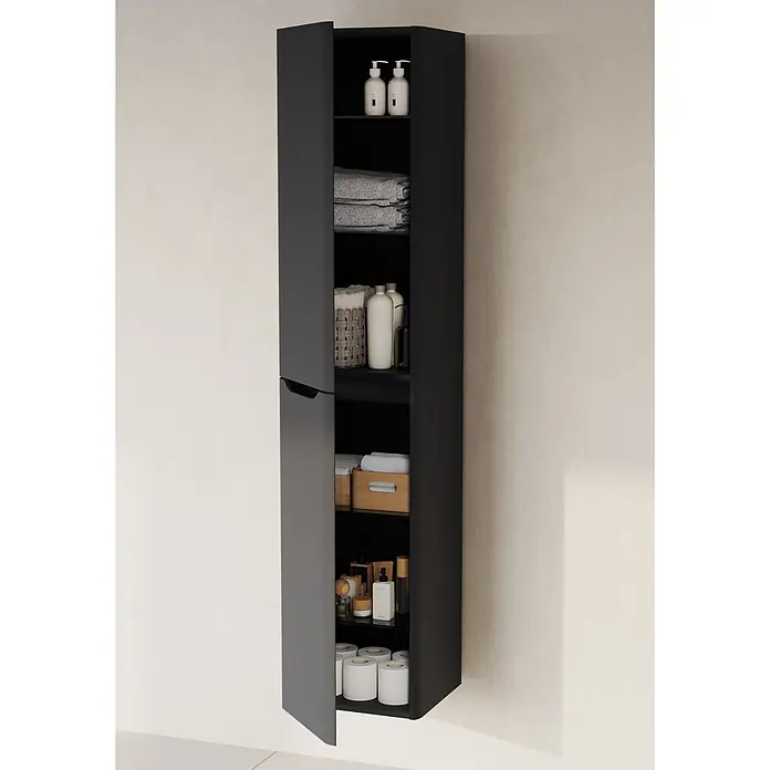 VitrA Integra Round Hochschrank - B x T x H: 40 x 37 x 180 cm, Graphit, DIN Anschlag: Links, Inklusive 4 Glaseinlegeböden - Hoher, dunkelgrauer Badezimmerschrank mit geöffneten Türen, der Flaschen, Handtücher, Holzkisten und Toilettenpapier zeigt.