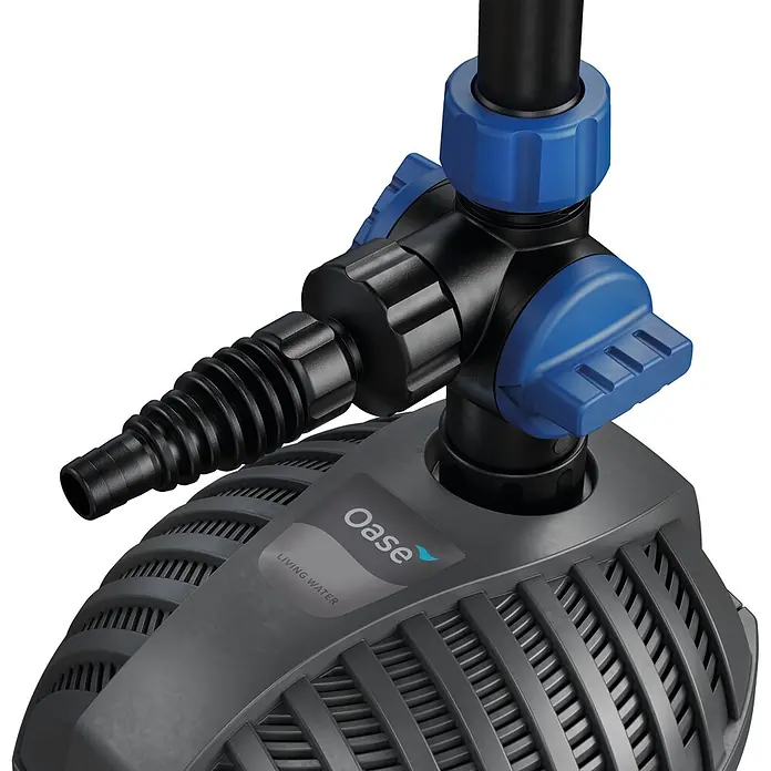 Oase Wasserspielpumpe Aquarius Set 2000 E - 18 W, Fördermenge pro Std.: 2.100 l - Dunkelgraue Teichpumpe mit blauen Anschlüssen und Schlauchanschluss.