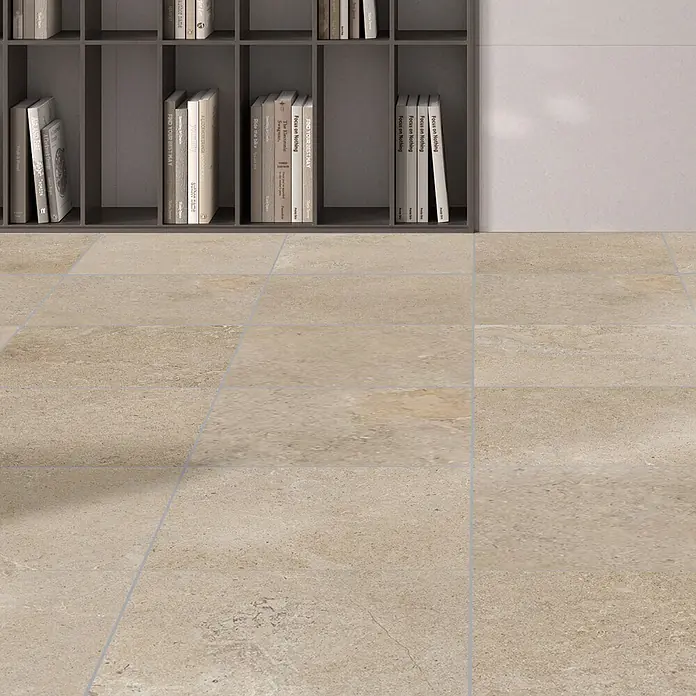 RAK Ceramics Feinsteinzeugfliese Valdi - 60 x 60 cm, Beige, Matt - Helle beige Naturstein- oder Keramikbodenfliesen mit variierenden Mustern und hellgrauen Fugen.
