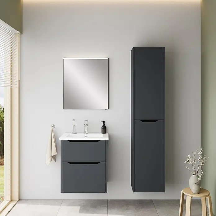 VitrA Integra Square Badmöbel-Set - Gesamtbreite Badmöbel: 60 cm, Graphit, Matt - Dunkelgrauer wandmontierter Badunterschrank mit integriertem weißem Waschbecken und passendem Hochschrank.