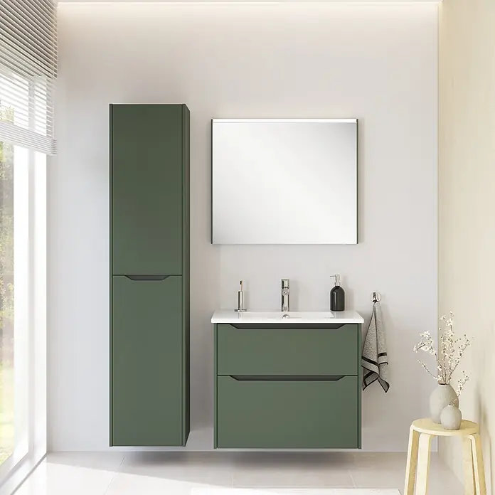 VitrA Integra Square Badmöbel-Set - Gesamtbreite Badmöbel: 80 cm, Moosgrün, Matt - Moderne grüne wandmontierte Badmöbel mit weißem Waschbecken und passendem Hochschrank in einem hellen Badezimmer.