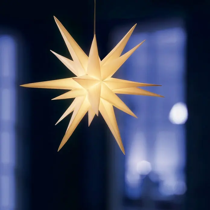 Tween Light LED-Stern 3D Kunststoff hängend - 50 cm, Weiß, Lichtfarbe: Warmweiß, IP44, Netzbetrieben - Nahaufnahme eines leuchtenden, hängenden Herrnhuter Sterns, der eine festliche und warme Atmosphäre erzeugt.