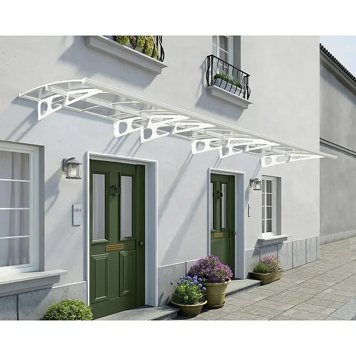 Palram – Canopia Pultvordach Bordeaux - 670,5 x 139 x 33 cm, Weiß, Acrylglas - Weißes Türvordach aus Polycarbonat über zwei grünen Haustüren, das Schutz vor Wettereinflüssen bietet und gleichzeitig ein modernes Designelement darstellt.