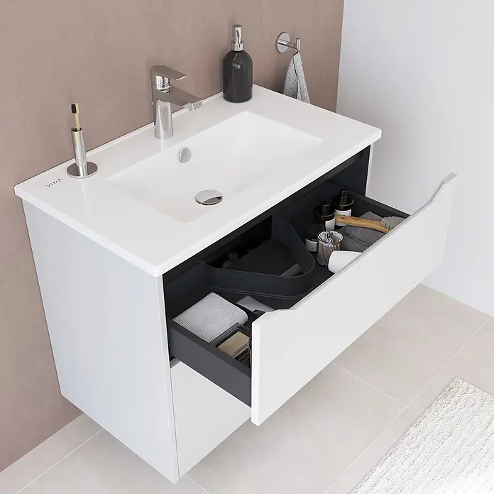 VitrA Integra Square Badmöbel-Set - Gesamtbreite Badmöbel: 80 cm, Hellgrau, Matt - Weißer wandhängender Badunterschrank mit integriertem Waschbecken und offener Schublade, die organisierte Toilettenartikel zeigt.