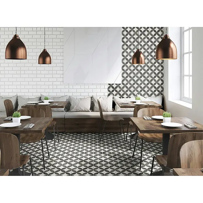 Feinsteinzeugfliese Chez Coco - 24,8 x 24,8 cm, Arch, Matt - Geometrische grau-weiße Fliesen auf dem Boden und einer Akzentwand in einem modernen Café.