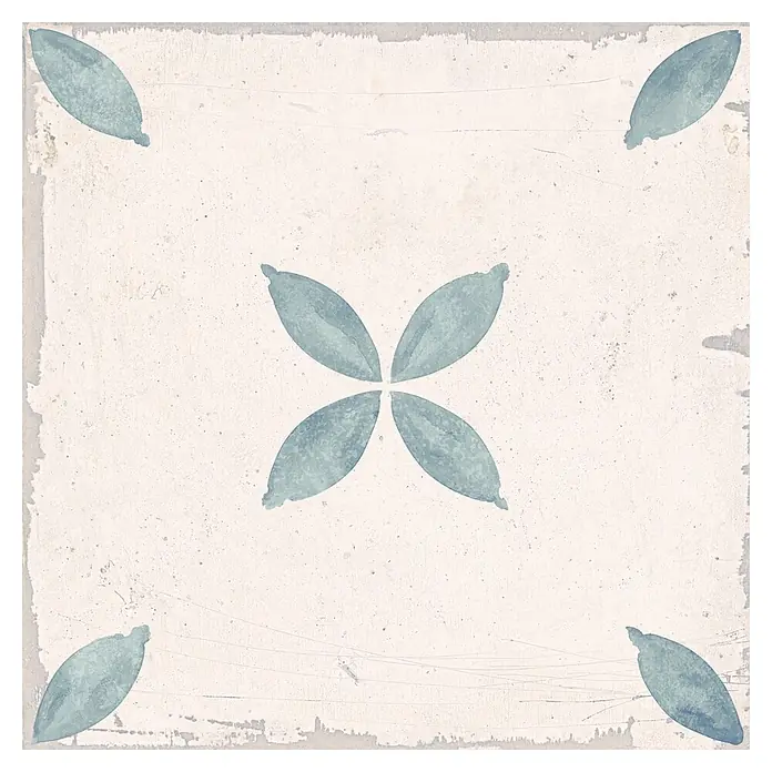 Feinsteinzeugfliese Sofia - 24,8 x 24,8 cm, Marina, Matt - Distressed cremefarbene Fliese mit hellblauem vierblättrigem Blumenmuster, das ein fortlaufendes Muster andeutet.