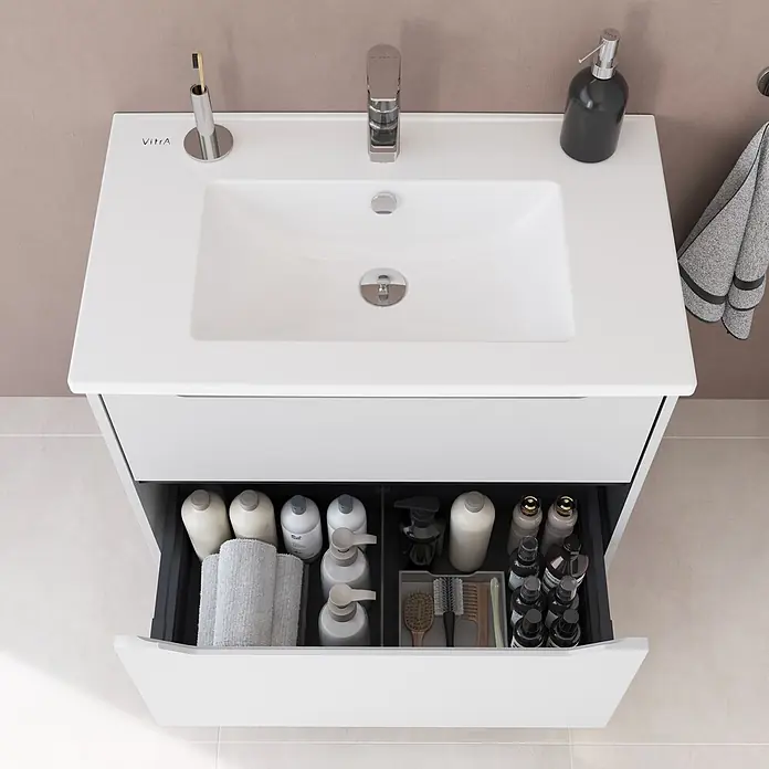 VitrA Integra Square Badmöbel-Set - Gesamtbreite Badmöbel: 80 cm, Hellgrau, Matt - Weißer Badwaschtisch mit integriertem Waschbecken und offener Schublade mit geordneten Toilettenartikeln.