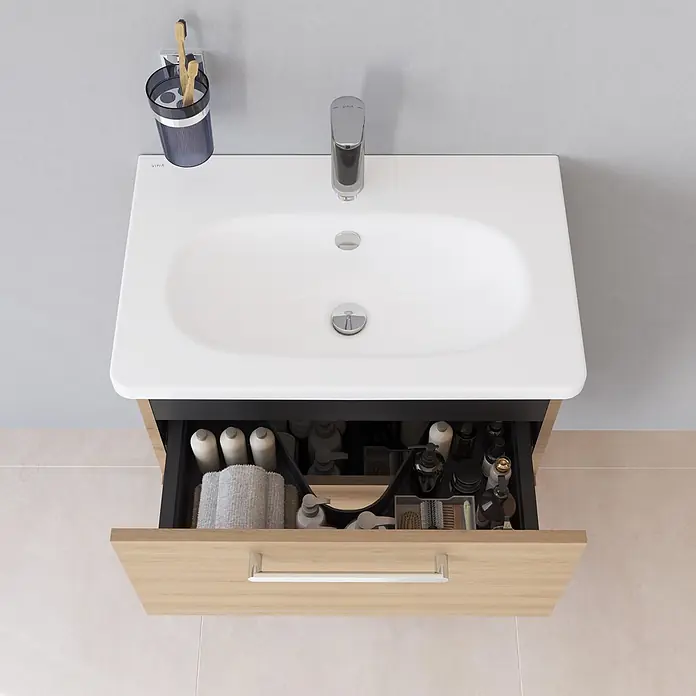 VitrA Root Flat Compact Badmöbel-Set Compact - B x T x H: 60 x 37 x 65 cm, Eiche Natur - Moderner Badschrank mit weißem Keramikwaschbecken, offener heller Holzschublade mit organisierten Toilettenartikeln. Chromarmatur über dem Becken.