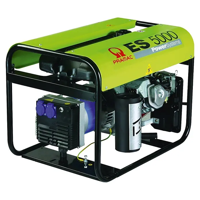 Pramac Stromerzeuger - Nennleistung: 3,9 kW, Tankvolumen: 11 l, Verbrauch: 2,22 l/h - Helles grün-schwarzes tragbares PRAMAC ES 5000 Generator mit lila Steckdosen und sichtbaren Motorkomponenten.