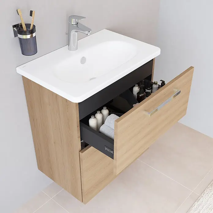 VitrA Root Flat Compact Badmöbel-Set Compact - B x T x H: 60 x 37 x 65 cm, Eiche Natur - Wandhängender Badunterschrank aus hellem Holz mit weißem integriertem Waschbecken, Chromarmatur und geöffneter Schublade mit Stauraum.