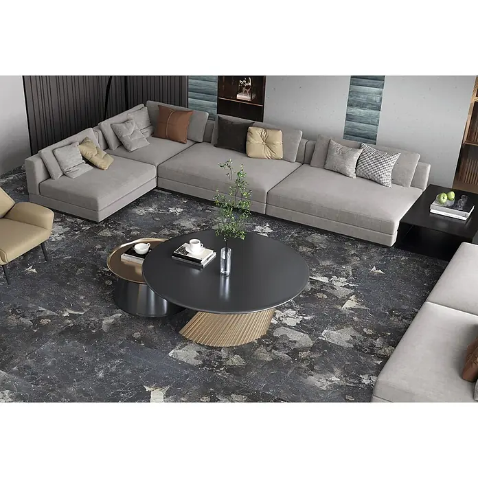 Wandfliese Livorno - 31 x 62 cm, Blu, Glänzend - Dunkle, abstrakt gemusterte Bodenfliesen in einem modernen Wohnzimmer mit großem grauem Ecksofa.