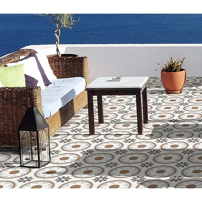 Feinsteinzeugfliese Valencia - 24,8 x 24,8 cm, Fallas, Matt - Bodenfliesen für die Terrasse mit einem geometrischen Muster aus Kreisen und Sternen in Weiß-, Braun- und Grautönen.