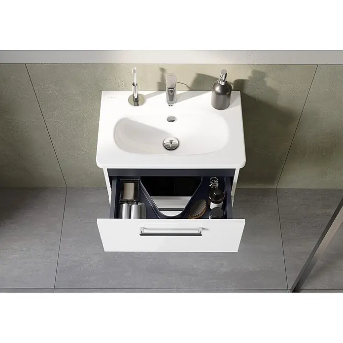 VitrA Root Flat Compact Badmöbel-Set Compact - B x T x H: 60 x 37 x 65 cm, Weiß, Hochglänzend - Weißer Badunterschrank mit Waschbecken und offener Schublade, die organisierte Pflegeprodukte, Armatur und Accessoires zeigt.