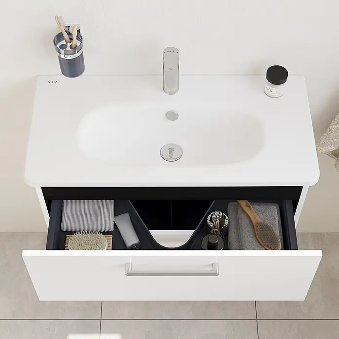 VitrA Root Flat Compact Badmöbel-Set Compact - B x T x H: 80 x 37 x 65 cm, Weiß, Hochglänzend - Weißer Badunterschrank mit integriertem Waschbecken und Chromarmatur. Die offene Schublade zeigt organisierte Toilettenartikel, Handtücher und Bürsten.