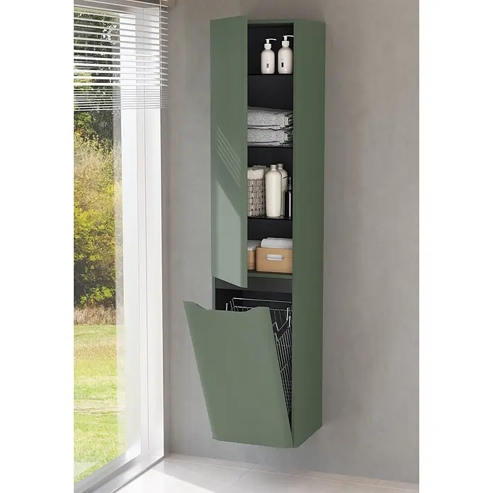 VitrA Hochschrank Integra Round - B x T x H: 40 x 37 x 180 cm, Moosgrün, DIN Anschlag: Links, Inklusive 3 Glasböden und Wäscheklappe - Hoher grüner Schrank mit offenen Fächern für Handtücher und Flaschen sowie einem kippbaren Wäschesammler, neben einem Fenster.
