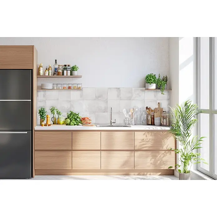 Wandfliese Misura - 20 x 20 cm, Nuvola, Glänzend - Moderne Küche mit schwarzem Kühlschrank, hellen Holzschränken, weißer Arbeitsplatte und Fliesenrückwand. Regale mit Gewürzen, Geschirr und Pflanzen.