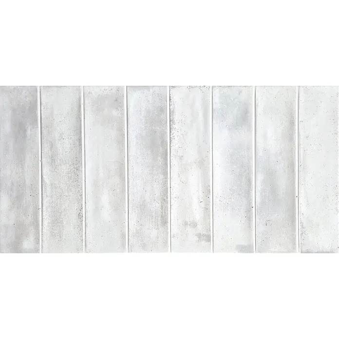 Wandfliese Livorno - 31 x 62 cm, Bianco, Glänzend - Hellgraue Fliesen in Betonoptik mit distressed Finish, vertikal angeordnet.