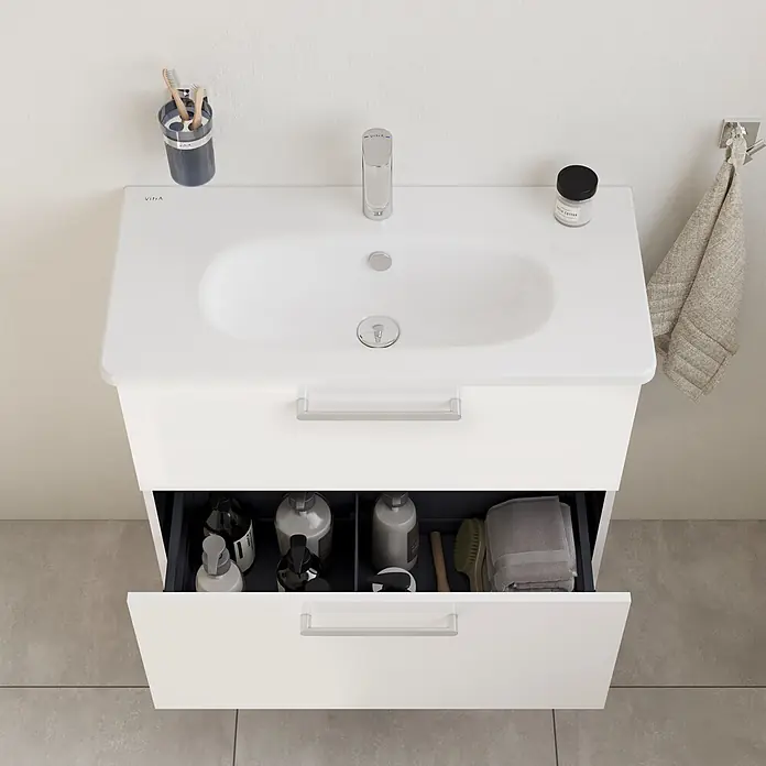 VitrA Root Flat Compact Badmöbel-Set Compact - B x T x H: 80 x 37 x 65 cm, Weiß, Hochglänzend - Weißer Badezimmerschrank mit integriertem Waschbecken, Chromarmatur und zwei Schubladen, eine geöffnet mit Pflegeprodukten.