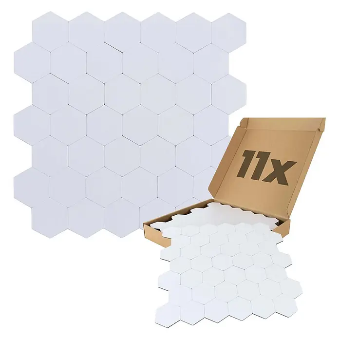 Dalsys Wandfliese 1m² Selbstklebende Fliesen Wabenmuster 11 Stück Weiß - 28,9 x 29,2 cm, Weiß - Weiße sechseckige Fliesen, teils arrangiert, teils lose und in einem offenen Karton mit der Aufschrift '11x'.