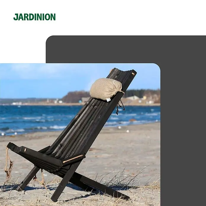 Jardinion Gartenliege Gartenstuhl mit verstellbarer Lehne Holz Schwarz - Holz, Holz - Dunkler Holzliegestuhl mit hellem Kissen am Sandstrand am Meer.