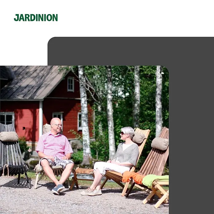 Jardinion Gartenliege Gartenstuhl mit verstellbarer Lehne Holz Schwarz - Holz, Holz - Zwei Personen entspannen in hölzernen Outdoor-Liegestühlen.