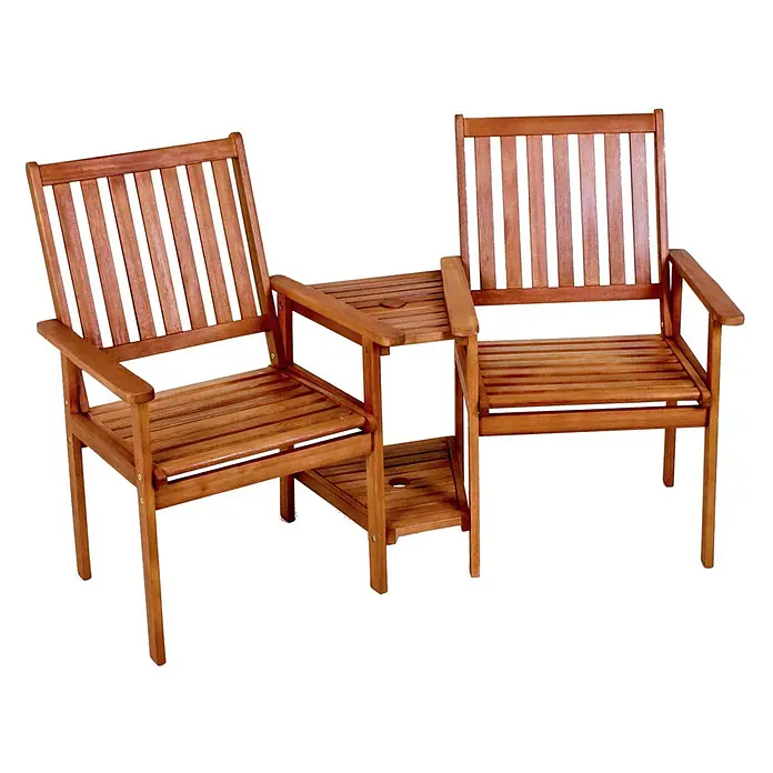 Jardinion Gartentisch-Set Doppelsessel Tisch 160cm x 77cm x 96cm Eukalyptus Grandis Braun - L x B x H: 160 x 77 x 96 cm - Zwei braune Holz-Gartenstühle mit integriertem Beistelltisch und Ablagefläche.