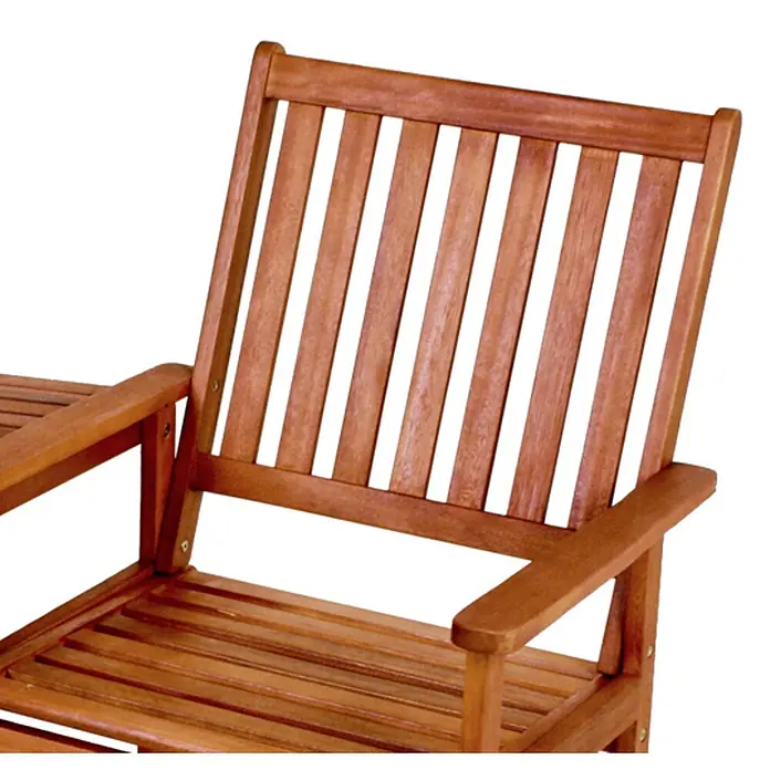 Jardinion Gartentisch-Set Doppelsessel Tisch 160cm x 77cm x 96cm Eukalyptus Grandis Braun - L x B x H: 160 x 77 x 96 cm - Lattenstuhl aus Holz mit Armlehnen, aus einem Winkel gezeigt.