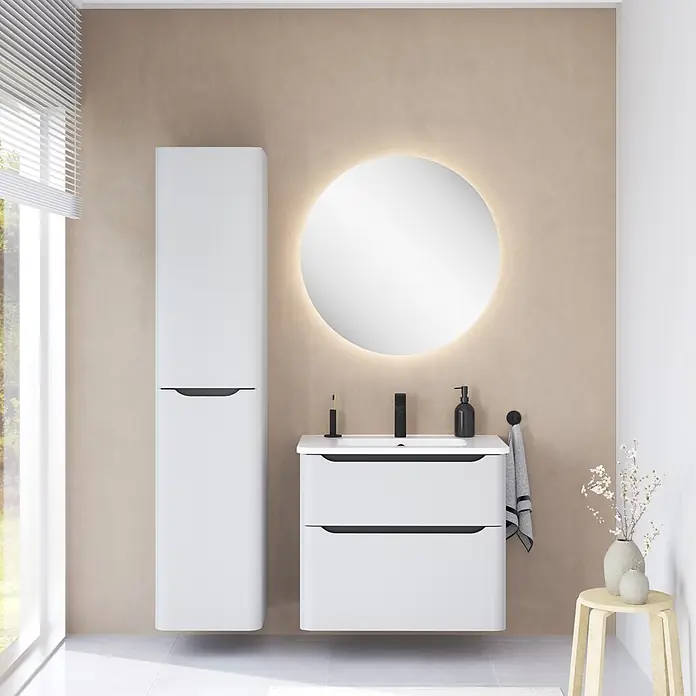 VitrA Integra Round Badmöbel-Set - Gesamtbreite Badmöbel: 80 cm, Hellgrau, Matt - Weißer Hochschrank und schwebender Waschtisch mit Waschbecken in einem beigen Badezimmer. Runder Spiegel mit Hintergrundbeleuchtung.