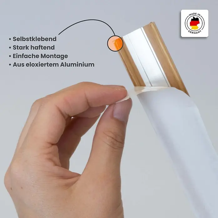90cm Übergangsleiste selbstklebend 40mm Eiche DALSYS -  - Hand zieht Schutzfolie von selbstklebendem, eloxiertem Aluminiumprofil ab. Hergestellt in Deutschland.