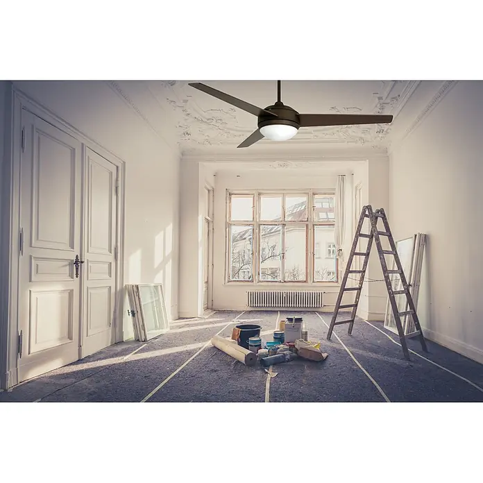 Vam Deckenventilator VEGA bronze 132 cm - Weiß Plywoodflügel weiß-Pinienholz, 1.320 mm, 46 W - Dunkelbrauner Deckenventilator mit Licht in einem renovierungsbedürftigen Raum mit verzierter weißer Decke.
