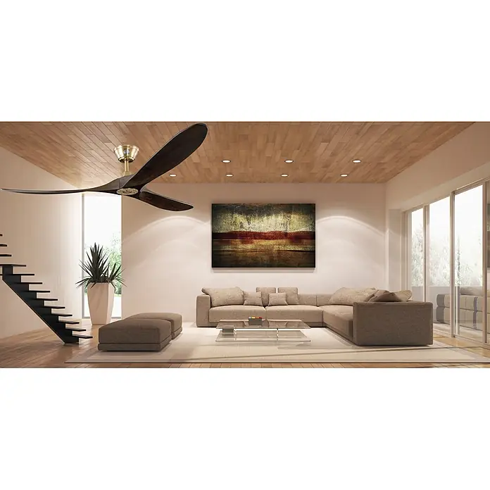 Vam Deckenventilator Energiespar Deckenventilator KOA messing Walnuss 152 cm - Walnuss, 1.530 mm, 27 W - Eleganter Deckenventilator mit dunklen Holzflügeln und Messingfassung, der ein modernes Wohnzimmer mit Holzdecke verschönert.