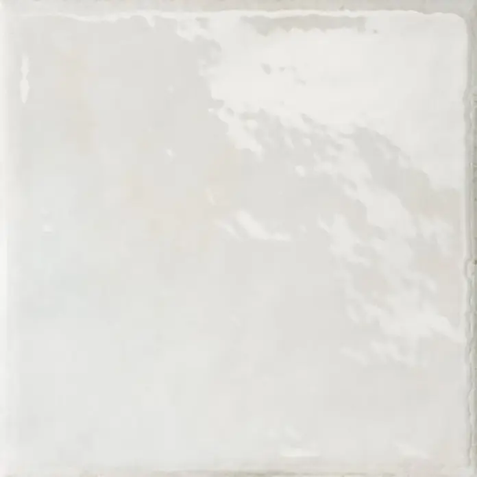 Wandfliese Misura - 20 x 20 cm, Nuvola, Glänzend - Weiß glänzende Keramikfliese mit unregelmäßiger, handgefertigter Optik.