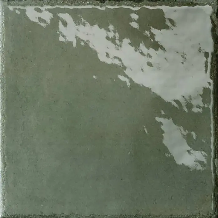 Wandfliese Misura - 20 x 20 cm, Sottobosco, Glänzend - Quadratische Fliese in Salbeigrün mit teilweiser glänzender Weißglasur und strukturierten Kanten.