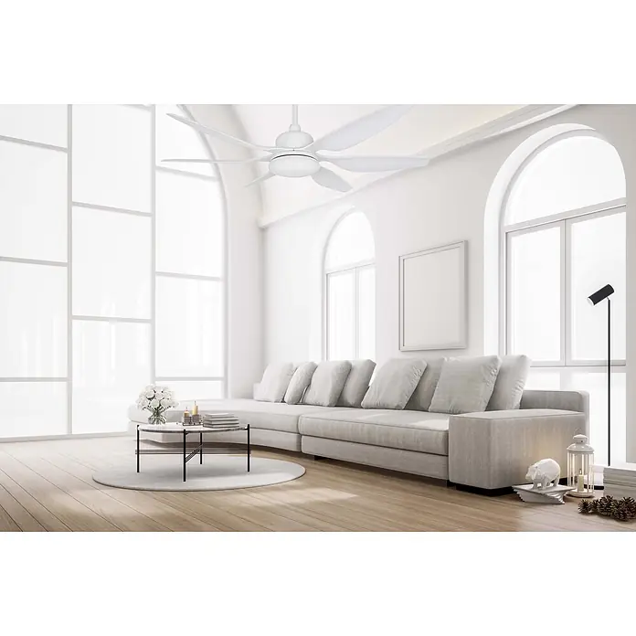 Vam Deckenventilator Energiespar Deckenventilator ECO-LED weiß 167 cm - Weiß, 1.670 mm, 55 W - Weißer Deckenventilator mit fünf Flügeln in einem hellen, modernen Wohnzimmer installiert.