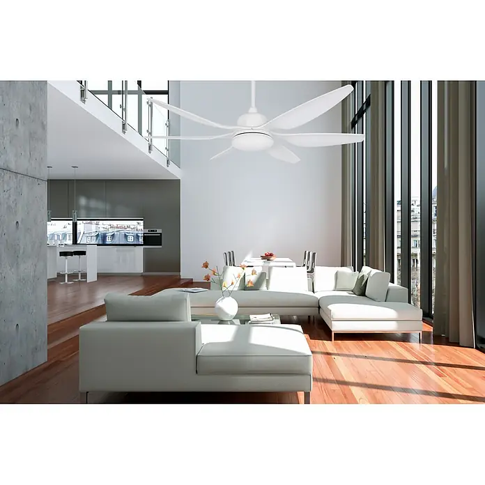 Vam Deckenventilator Energiespar Deckenventilator ECO-LED weiß 167 cm - Weiß, 1.670 mm, 55 W - Ein großer weißer Deckenventilator mit mehreren Rotorblättern ist in einem modernen Wohnzimmer mit hoher Decke installiert.