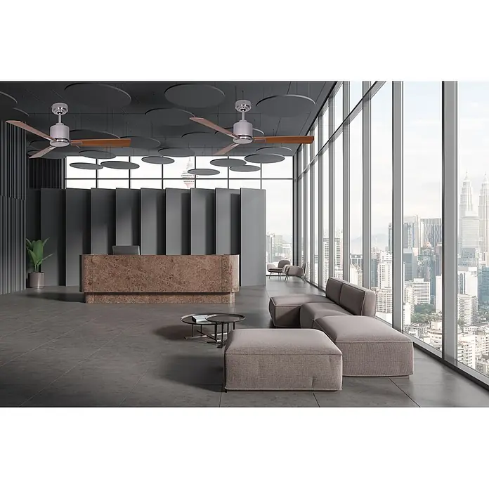 Vam Deckenventilator Energiespar Deckenventilator FACTORY chrome 132 cm Teak-Rosenholz - TEAK-ROSENHOLZ, 1.320 mm, 31 W - Silberner Deckenventilator mit Holzflügeln in moderner Bürolounge installiert.