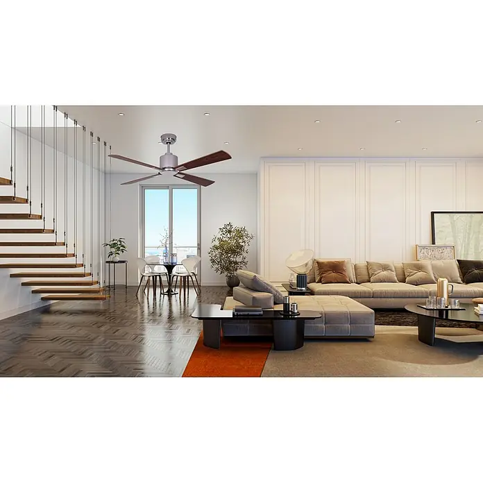 Vam Deckenventilator Energiespar Deckenventilator FACTORY chrome 112 cm Teak-Rosenholz - TEAK-ROSENHOLZ, 1.120 mm, 31 W - Ein moderner Deckenventilator mit silbernem Gehäuse und dunklen Holzflügeln hängt in einem Wohnzimmer über einem Essbereich.