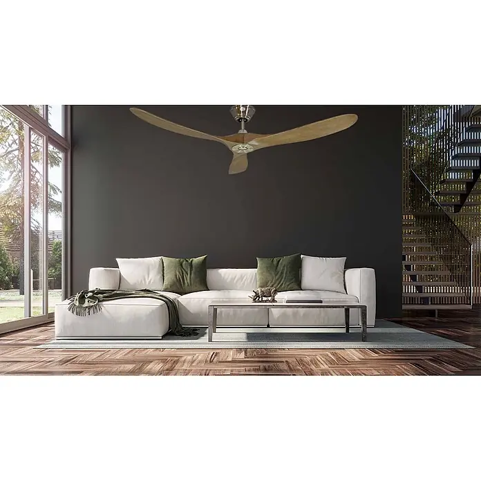 Vam Deckenventilator Energiespar Deckenventilator KOA Nickel Eiche 178 cm - Naturholz, 1.780 mm, 27 W - Großer Deckenventilator mit hellen Holzflügeln und Metallgehäuse, in einem modernen Wohnzimmer installiert.