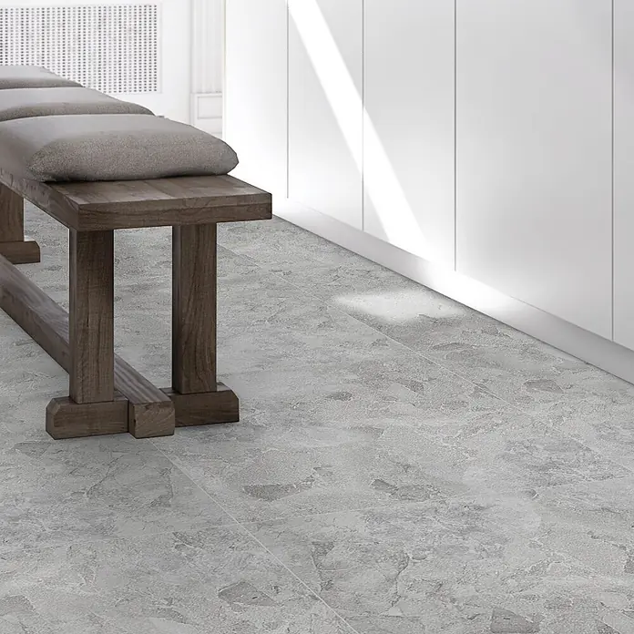 Feinsteinzeugfliese Monte - 60 x 60 cm, Grigio, Matt - Texturierter grauer Fliesenboden in einem modernen Interieur, unter einer Holzbank und neben weißen Schränken.