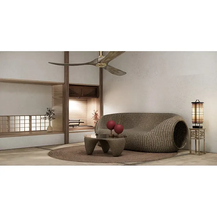 Vam Deckenventilator Energiespar Deckenventilator KOA messing verwitterte Eiche 152 cm - Walnuss, 1.530 mm, 27 W - Geflochtenes Sofa und Couchtisch mit japanischer Stehlampe in einem hellen Wohnzimmer.