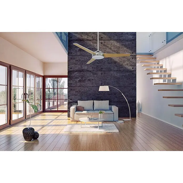 Vam Deckenventilator VEGA chrom 132 cm - weiß-Eiche, 1.320 mm, 46 W - Dreiflügeliger Deckenventilator mit hellen Holzflügeln und silbernem Metallsockel, über einem Sofa im modernen Wohnzimmer montiert.