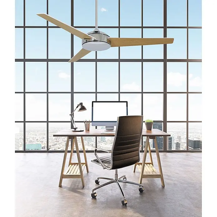 Vam Deckenventilator VEGA chrom 132 cm - weiß-Eiche, 1.320 mm, 46 W - Moderner Deckenventilator mit Holzflügeln und Chromgehäuse, in einem modernen Büroraum platziert.