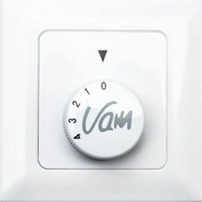 Vam Deckenventilator VEGA chrom 132 cm - weiß-Eiche, 1.320 mm, 46 W - Weißer Lüfterdrehzahlregler mit nummeriertem Drehknopf (0-4) und 'Vam'-Logo in einer weißen quadratischen Wandplatte.