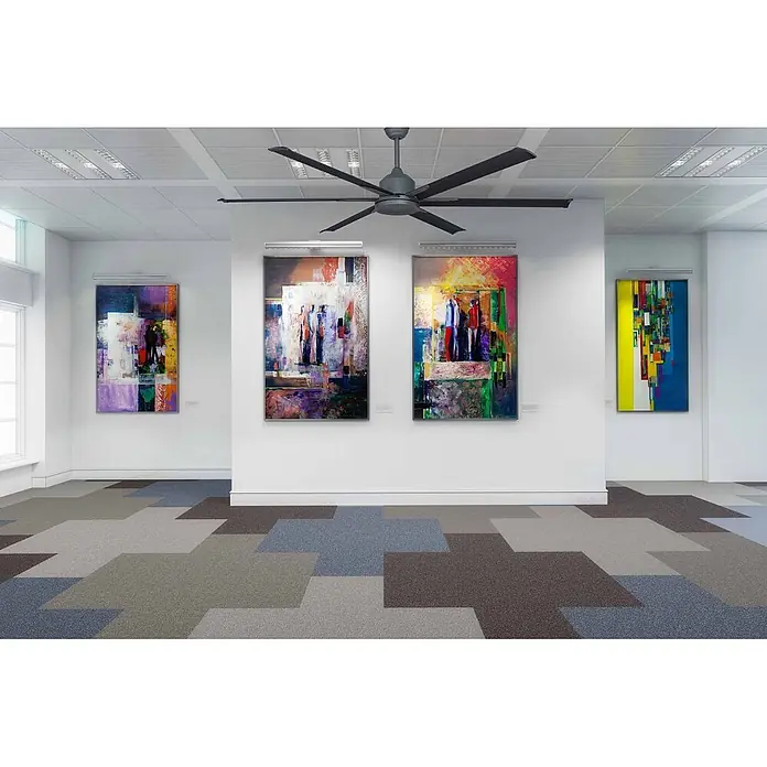 Vam Deckenventilator Energiespar Deckenventilator THE BIG 180 cm graphit - Graphit, 1.830 mm, 47 W - Gemusterte Teppichfliesen in Grau-, Blau- und Brauntönen, in einem abstrakten geometrischen Design auf einem großen Boden verlegt.