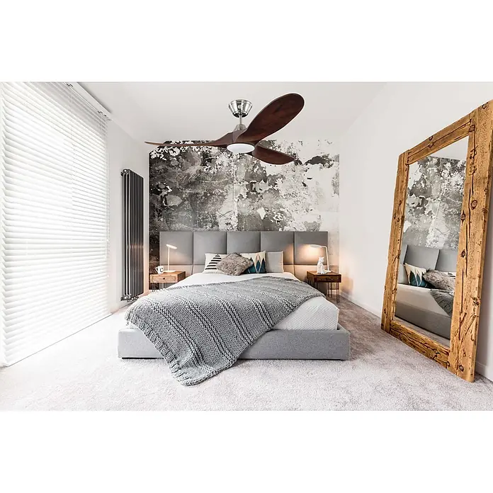 Vam Deckenventilator Energiespar Deckenventilator KOA LED Nickel grey-washed 132 cm - Grey-wash, 1.320 mm, 27 W - Moderner Deckenventilator mit gebürstetem Metallgehäuse, dunklen Holzflügeln und integriertem Licht, in einem Schlafzimmer montiert.