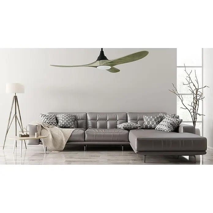 Vam Deckenventilator Energiespar Deckenventilator KOA LED schwarz grey-washed 132 cm - Grey-wash, 1.320 mm, 27 W - Moderner Deckenventilator mit schwarzem Motor und hellgrünen Flügeln, integriertem Licht, über grauem Sofa im Wohnzimmer.