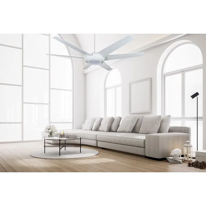 Vam Deckenventilator Energiespar Deckenventilator EMPIRE LED weiß 153 cm - Weiß, 1.530 mm, 37 W - Weißer sechsschaufeliger Deckenventilator mit zentralem LED-Licht, der in einem modernen Wohnzimmer für Luftzirkulation und Beleuchtung sorgt.